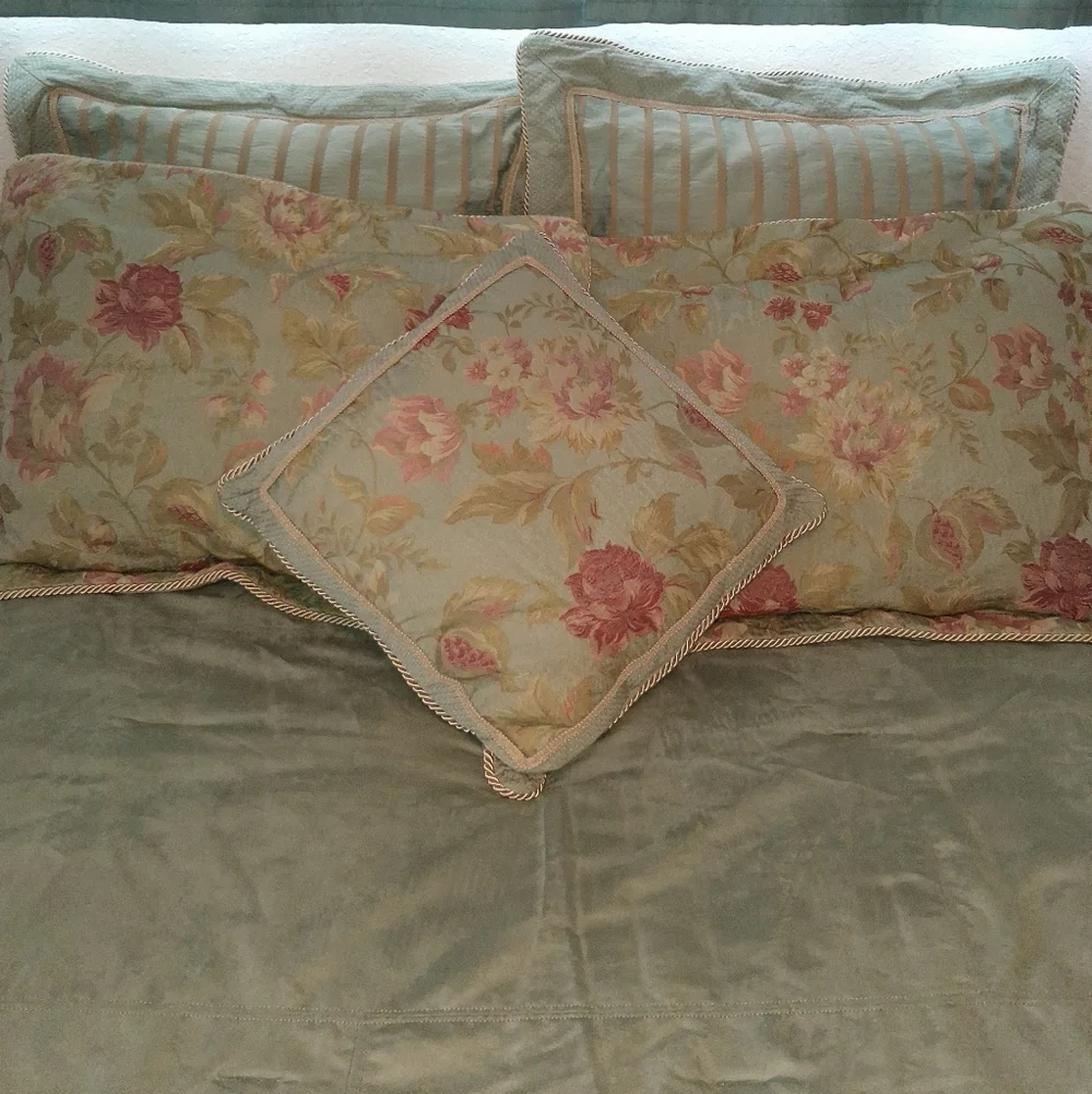 Ashley Furniture Throw Pillow & 2 Std. Shams Light Green Floral Braided Detail